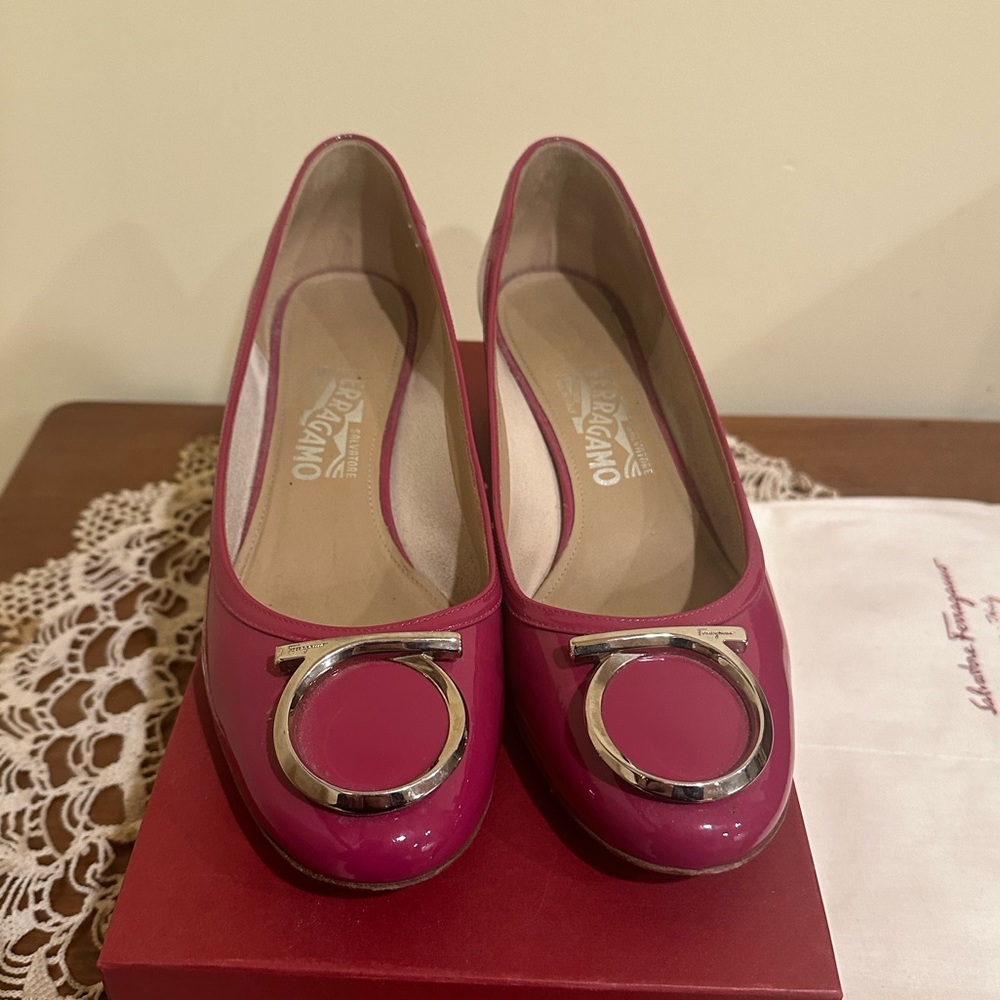 Salvatore Ferragamo Ena 40, Size 40  Pink SANGRIA Patent Leather Gancini Heels